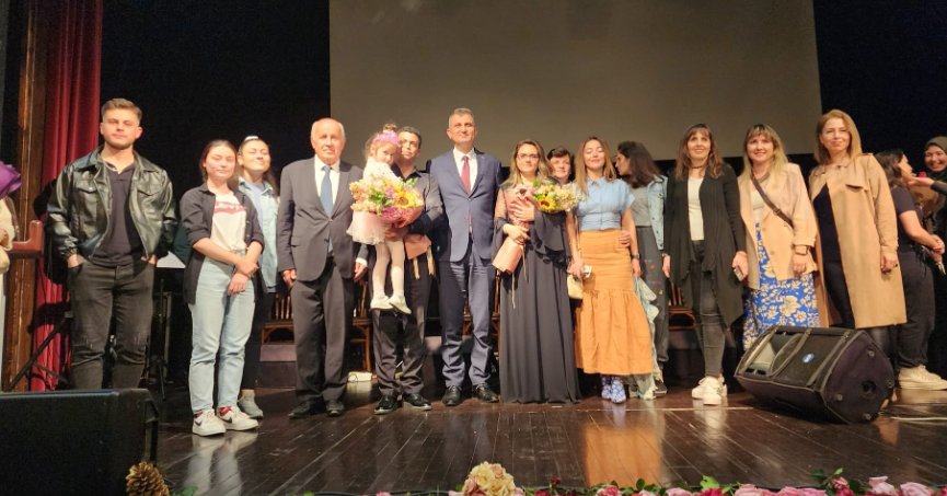 Gölcüklü öğrencilerin sanat şöleni dinleyenleri mest etti