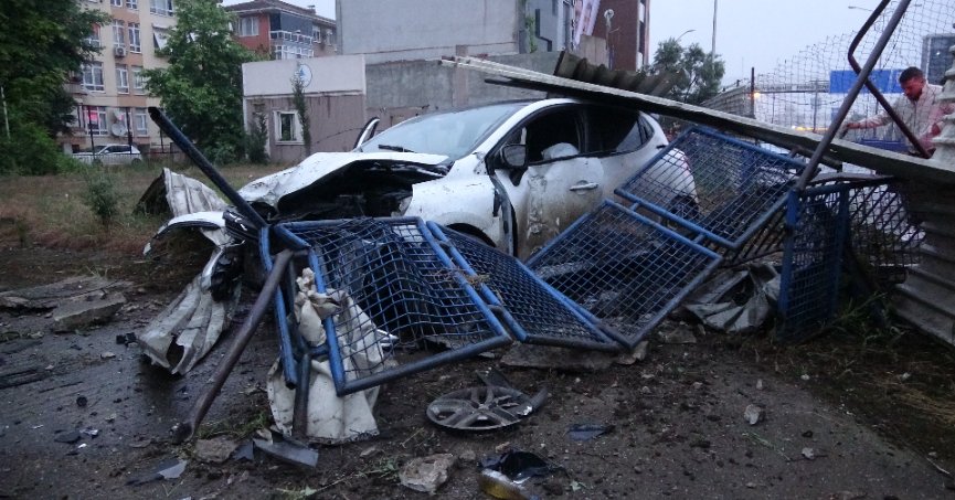 Kayganlaşan yolda kontrolden çıkan otomobil bariyere çarptı: 2 yaralı