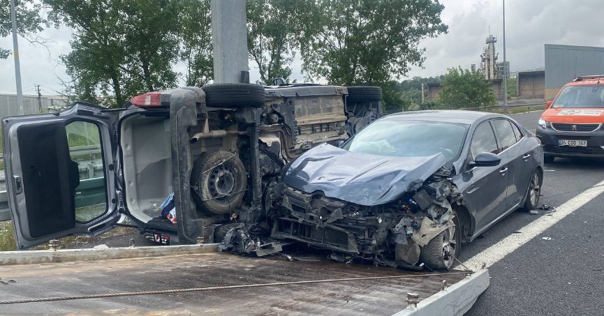 TEM'de iki araç çarpıştı, kazayı hafif sıyrıklarla atlattılar