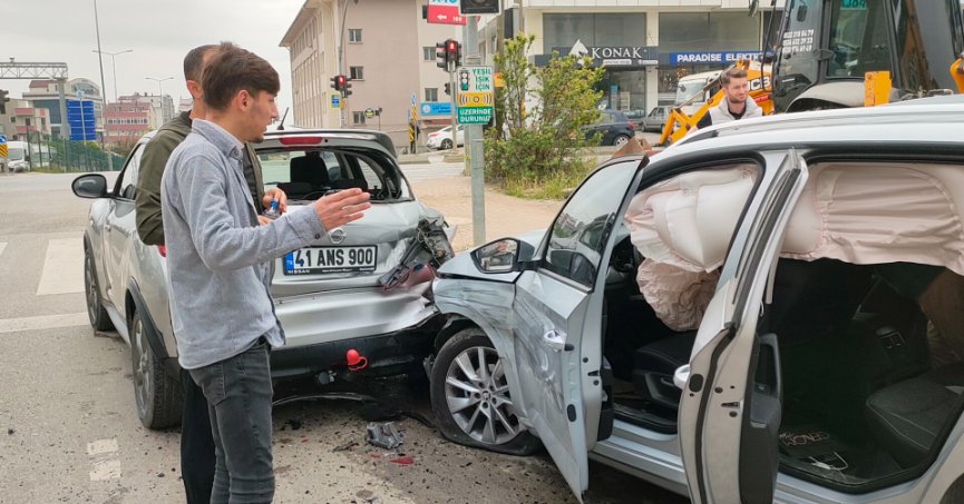 Otomobil kırmızı ışıkta bekleyen araca çarptı: 1 yaralı