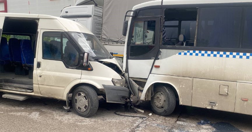 Kocaeli'de iki işçi servisi kafa kafaya çarpıştı: 6 yaralı