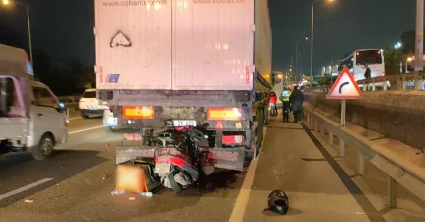 Motosiklet tıra ok gibi saplandı: Motokurye hayatını kaybetti