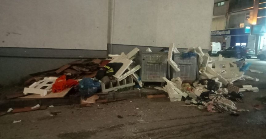 HÜRRİYET SEÇİMLE MEŞGUL SOKAKLARI ÇÖP GÖTÜRÜYOR!