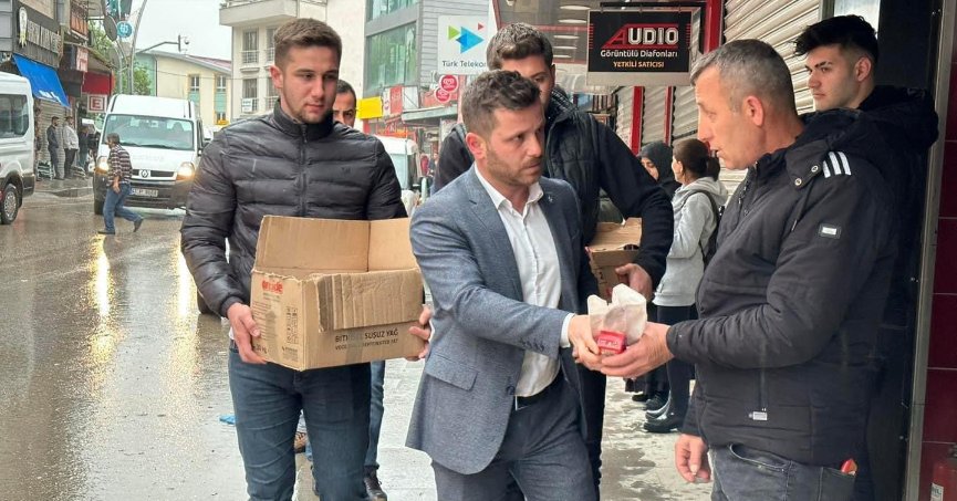 AK Gençlerden işçilere simit ve meyve suyu ikramı