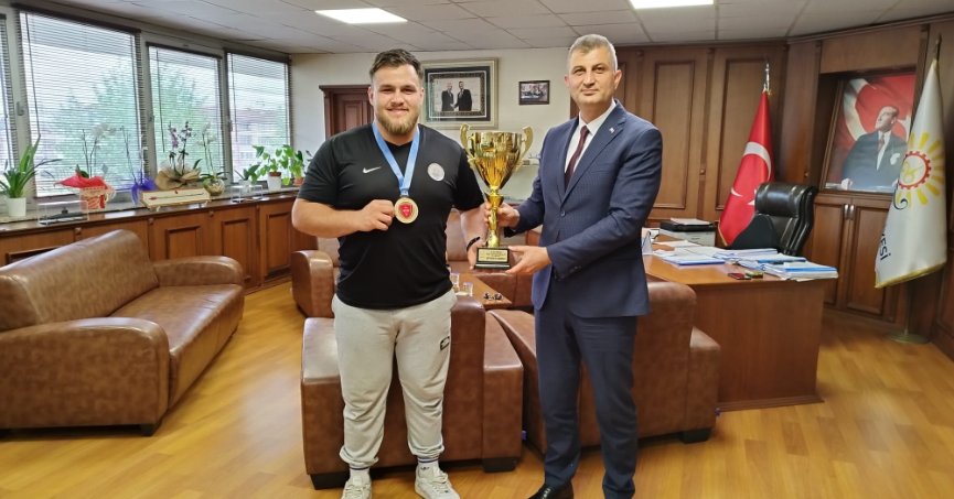 GÖLCÜK'ÜN GURURU AKMAN'DAN BAŞKAN SEZER'E ZİYARET