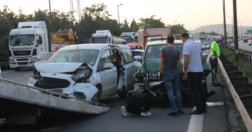 Arıza yapan kamyon zincirleme kazaya sebep oldu: 2 kişi yaralandı
