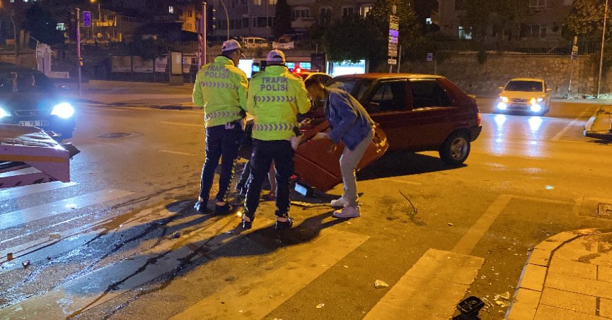Trafik ışıklarında kaza: 4 yaralı
