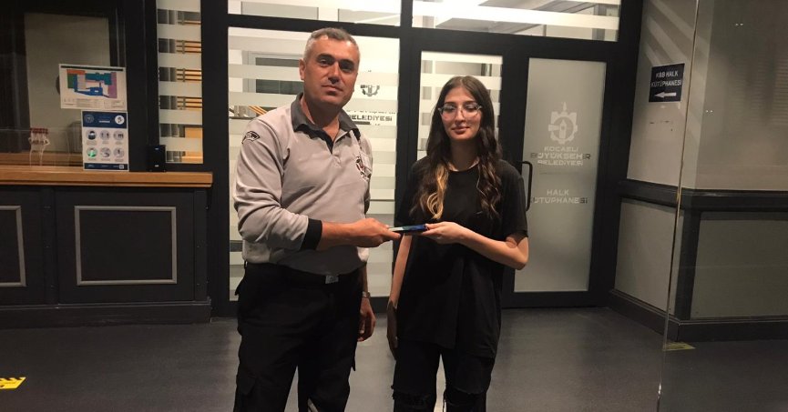 Düşürülen cüzdan ve telefon sahiplerine ulaştırıldı
