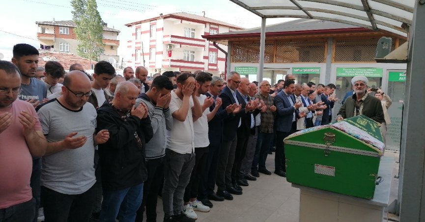Evlatların en acı günü: Öldürülen annelerine son görev