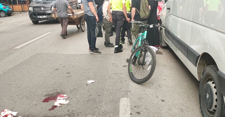 Bisikletlinin çarptığı yaya yaralandı