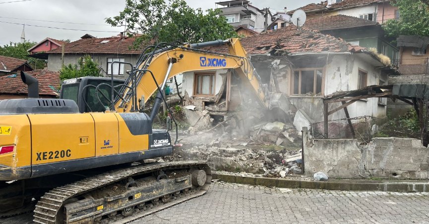 Hasarlı ve metruk yapıların yıkımı sürüyor
