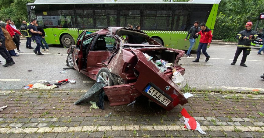 Belediye otobüsü ile çarpışan otomobil paramparça oldu