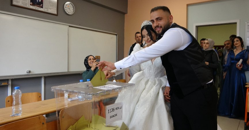 Düğün gününde gelin ve damat 15 dakika da kalsa oy vermeye yetişti
