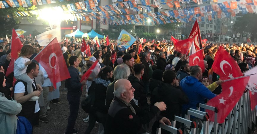 Kocaeli’de AK Parti il binası önünde kutlamalar başladı