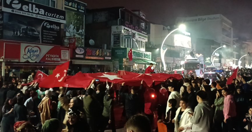 Kocaeli'de seçim kutlaması: Vatandaşlar sokağa akın etti