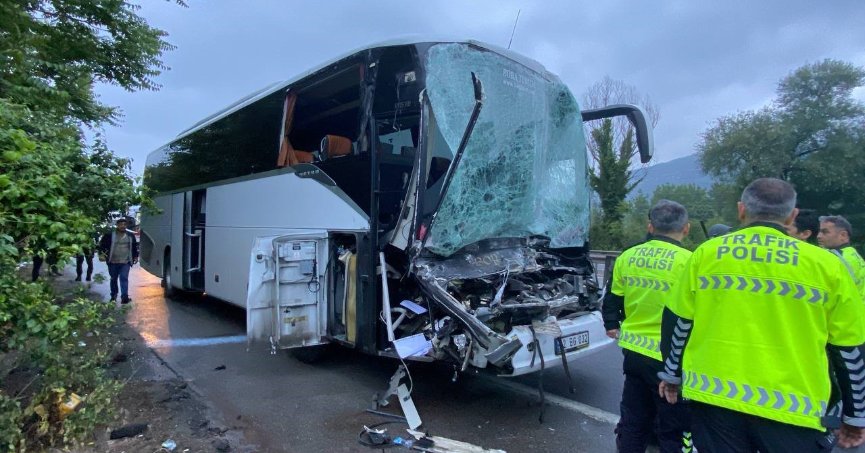 TEM'de yolcu dolu otobüs tıra arkadan çarptı: 1'i ağır 22 yaralı