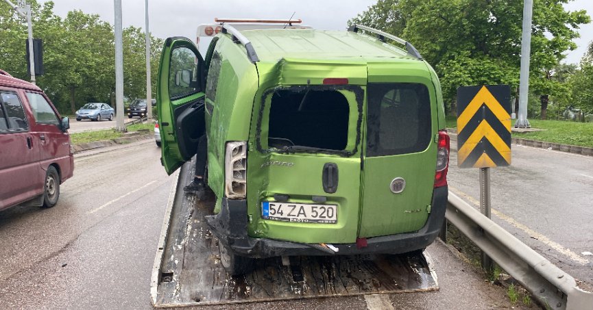 Hafif ticari araç ile yolcu otobüsü çarpıştı: 1 yaralı