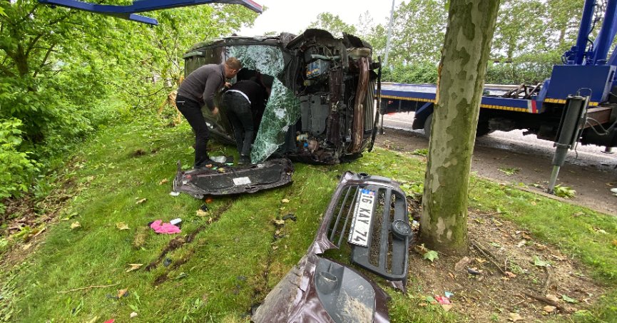 Ağaca çarpan araç yan yatarak durabildi