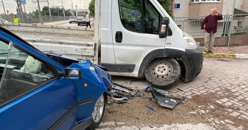 Kamyonet ile çarpışan otomobilde 3 kişi yaralandı