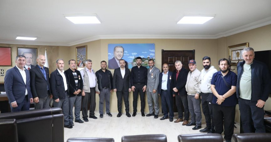 AK Parti’ye ilk hayırlı olsun ziyareti  şehit yakınları ve gazilerden