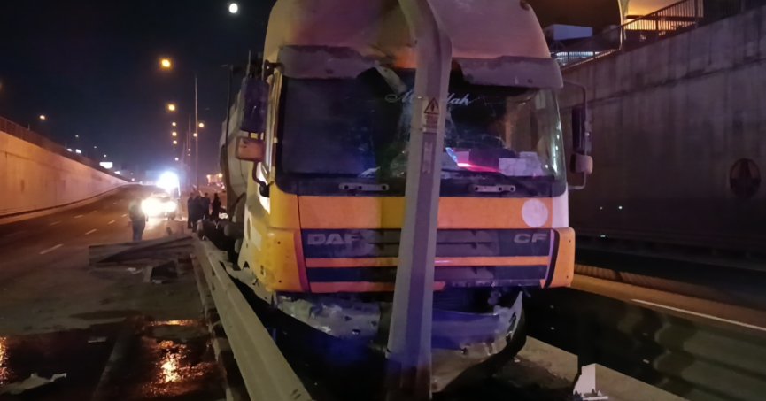 Lastiği patlayan kamyon, tünel girişinde refüje çıktı