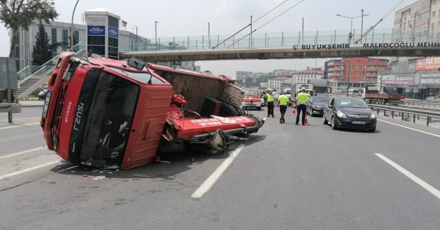 D-100'de arıza yapan otomobile vinç çarptı