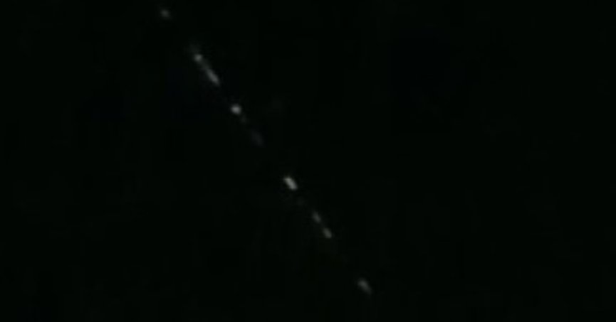 Gökyüzünde beliren sıralı ışık merak uyandırdı