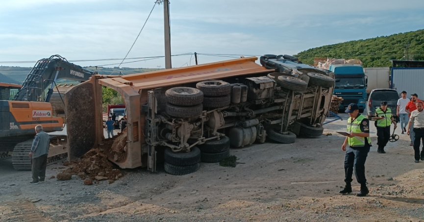 Lastiği patlayan hafriyat kamyonu başka bir araca çarpıp devrildi