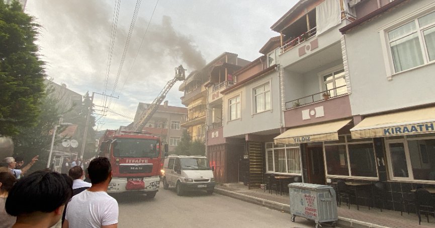 Çatıda çıkan yangın daireye sıçradı: Mahalleli sokağa döküldü