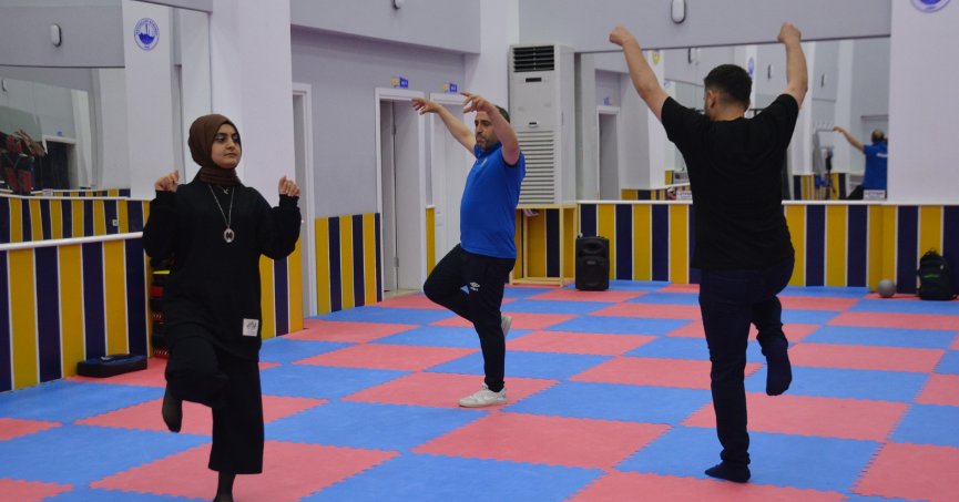 Çiftler artık düğünlerinde geleneksel dansı tercih ediyor