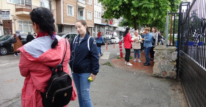 LGS adayları içerde aileleri dışarıda ter döküyor