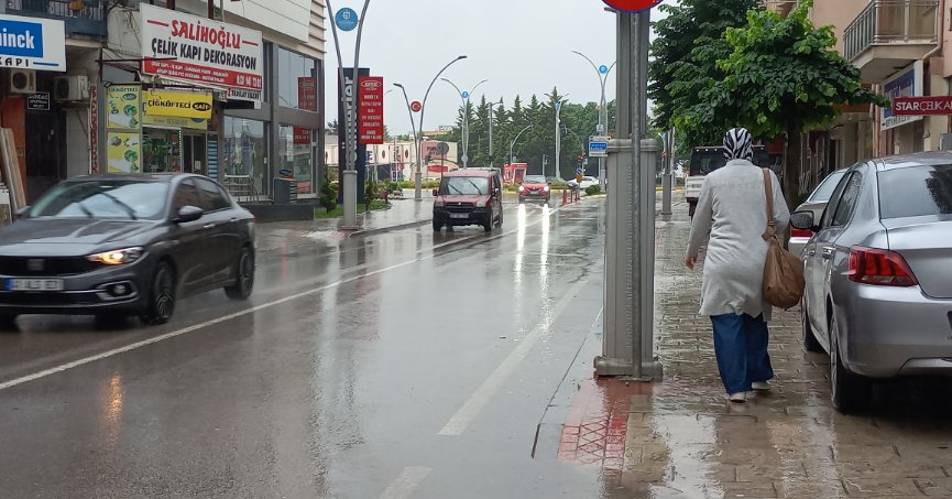 Yağmura yakalanmak istemeyen vatandaşlar hafta sonunu evde geçiriyor