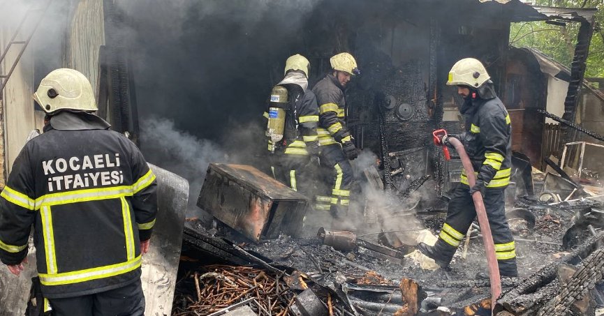 Yaşlı kadının tek başına yaşadığı prefabrik ev alevlere teslim oldu