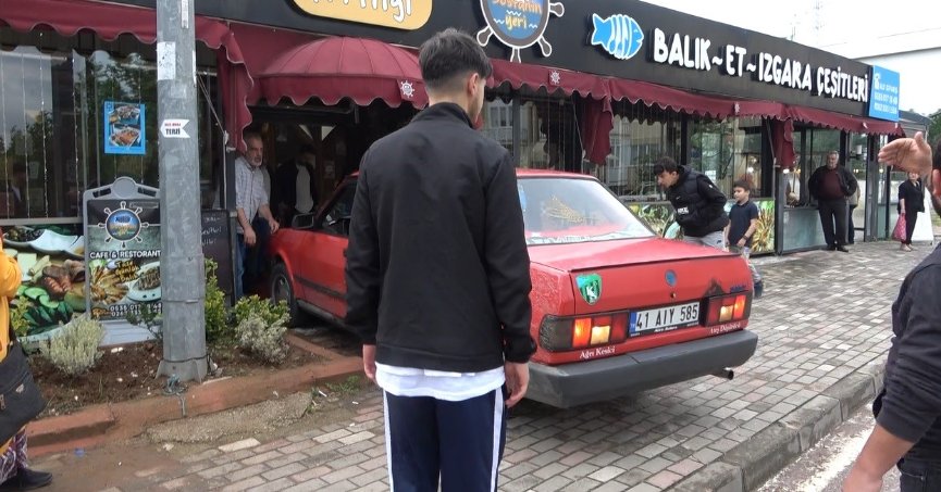 Kontrolden çıkan otomobil balık lokantasına girdi: O anlar kamerada