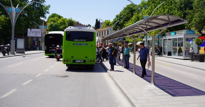 Büyükşehir 12 ilçede durakları yeniliyor