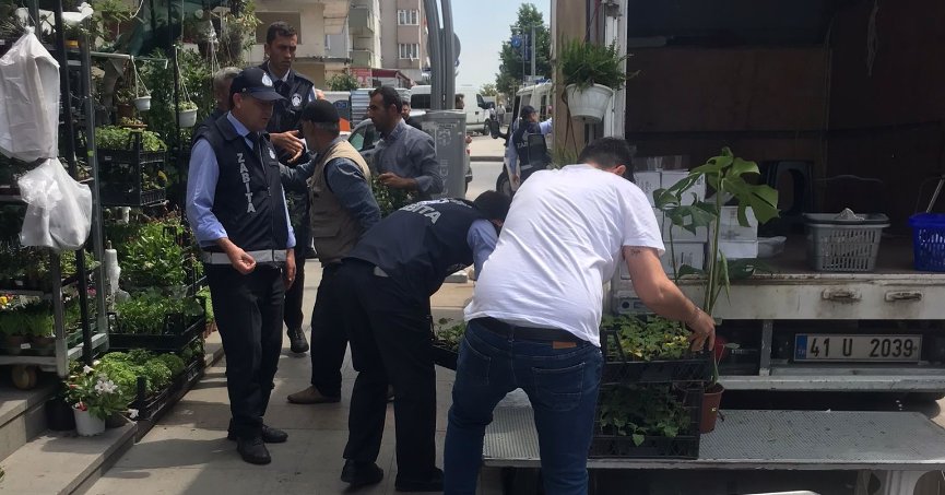 Gebze'de zabıta ekipleri seyyar satıcıları denetliyor