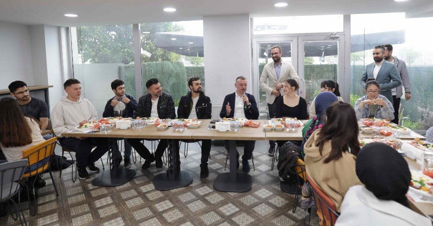 Başkan Büyükakın, üniversiteli gençlerle buluştu
