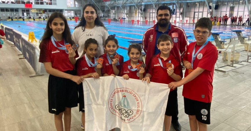 Körfezli yüzücüler havuzdan 10 madalya çıkardı