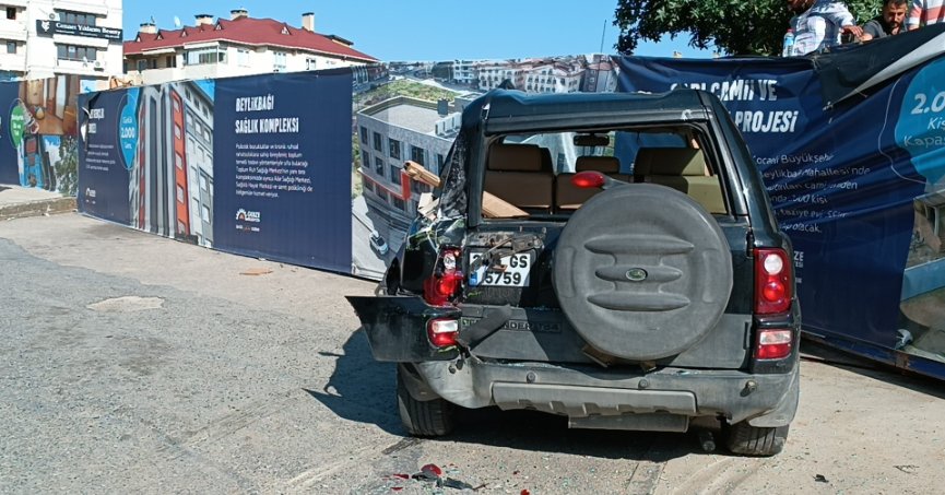 Belediye otobüsü ile SUV araç kazaya karıştı: Şoförler birbirine girdi