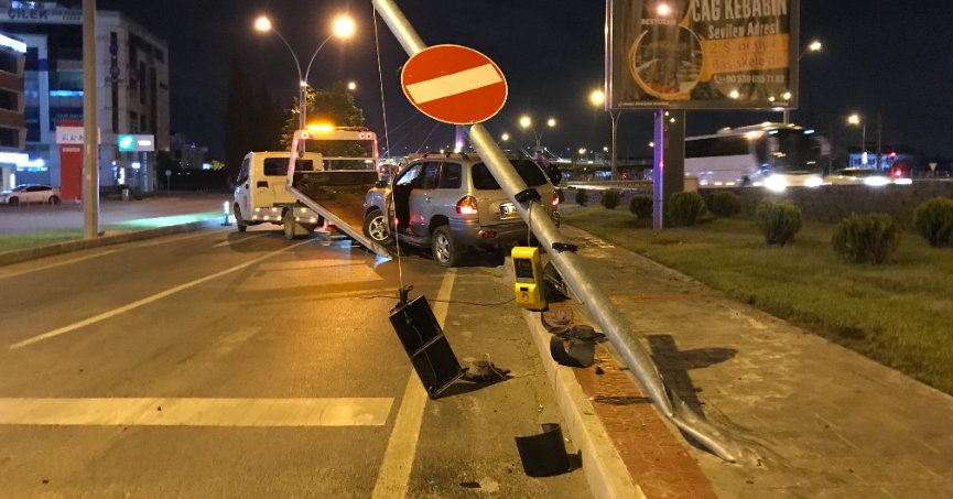 Aracıyla sinyalizasyon direğini devirip koşarak bölgeden uzaklaştı
