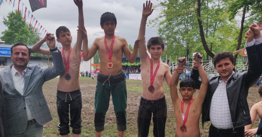 Körfezli minik Çağlar, Akyazı’da kürsüye çıktı