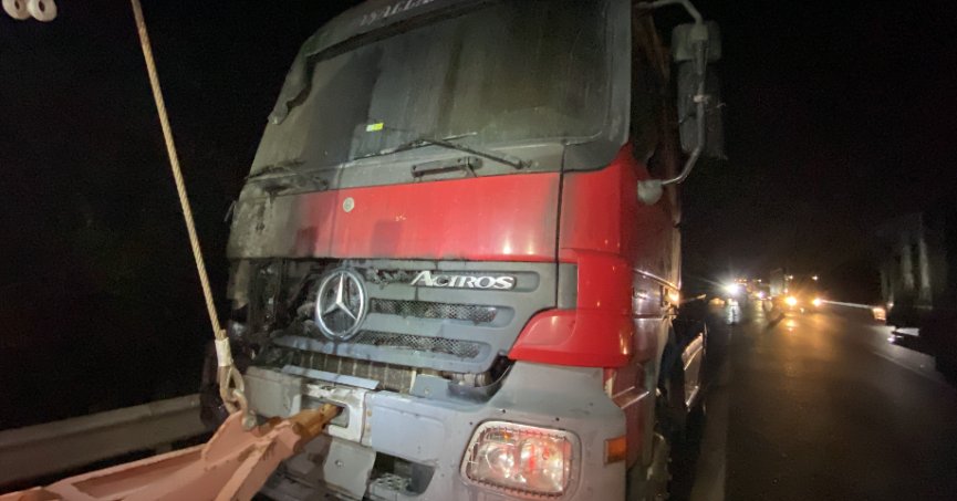 TEM’de alev topuna dönen tır trafiği durdurdu