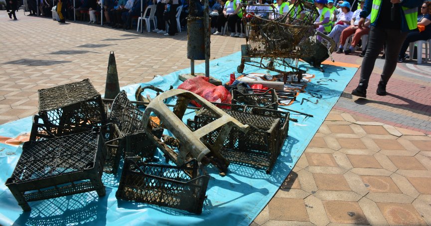 İzmit Körfezi'nden 9 günde 5 ton atık çıkartıldı