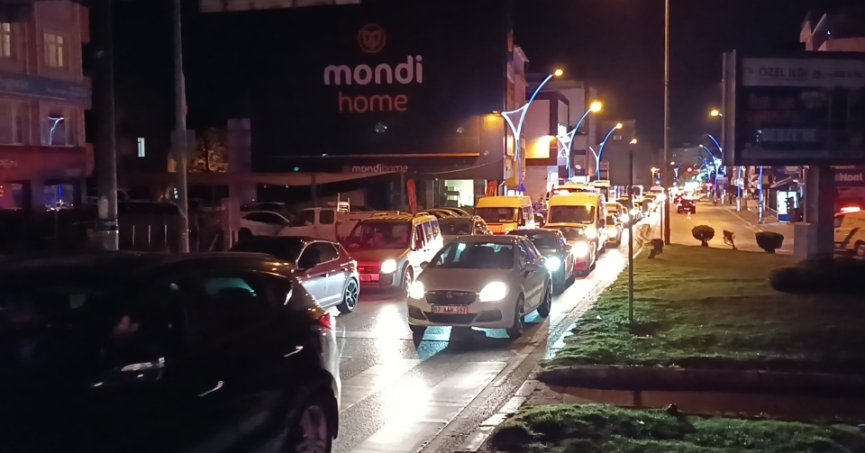 Kavşakta yaşanan kaza trafiği kilitledi