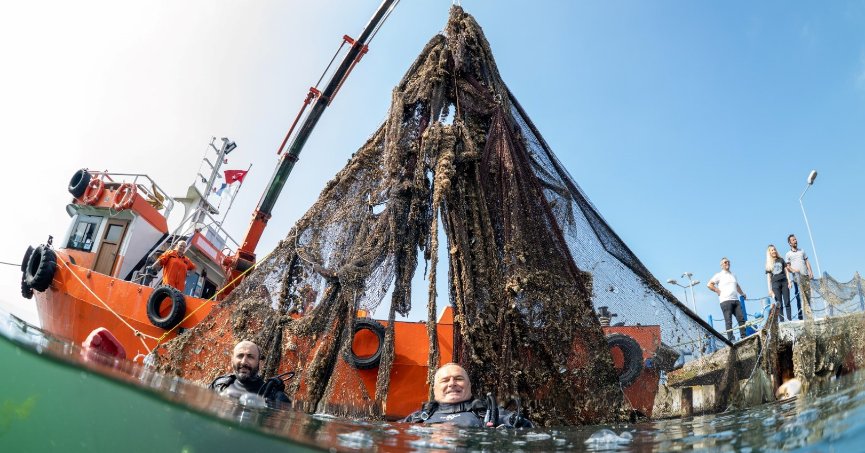İzmit Körfezinden 5 ton hayalet ağ çıkarıldı