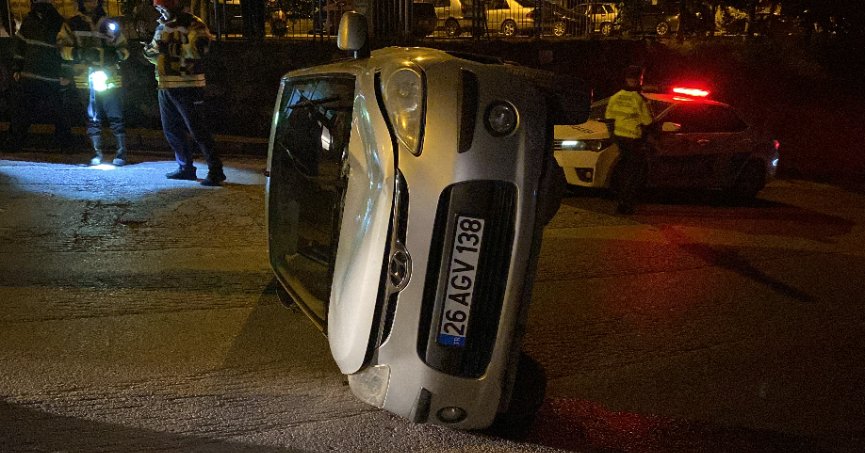 Kontrolden çıkan otomobil sokağın ortasına yan yattı