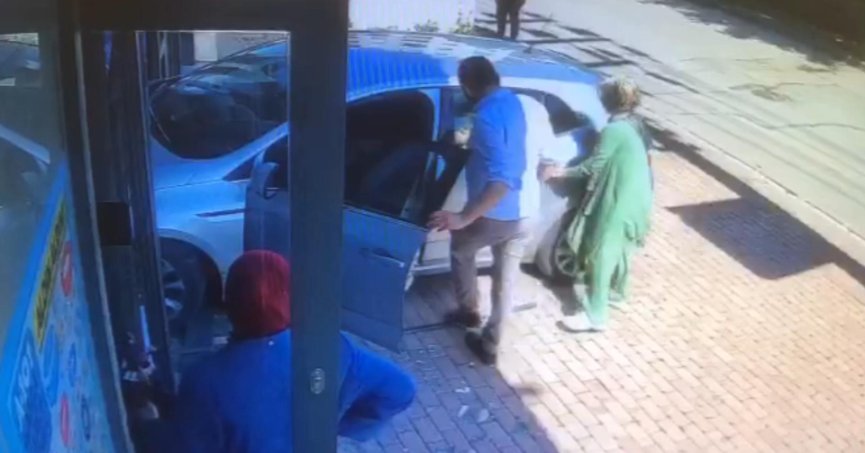 Otomobil markete daldı, o anlar saniye saniye güvenlik kamerasına yansıdı