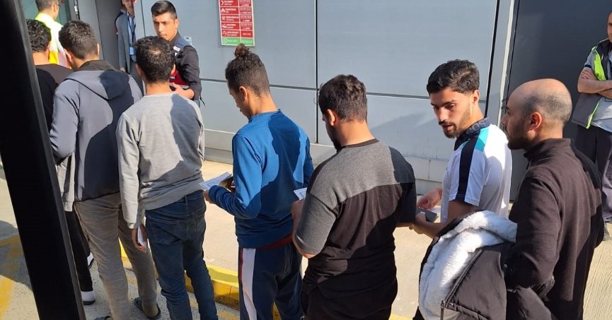 Yakalanan 20 düzensiz göçmen sınır dışı edildi