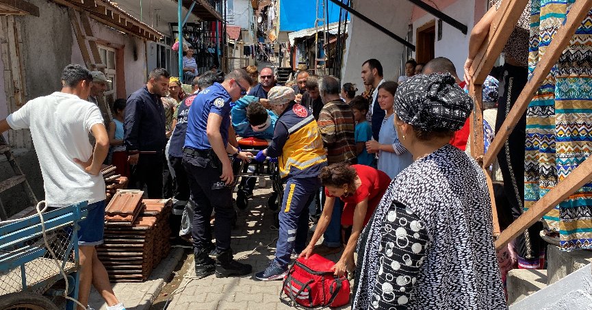 Çatıya çıkarken merdivenden düşerek yaralandı