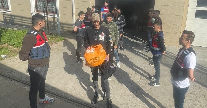 Yurda kaçak yollara giren 96 şahıs yakalanarak ülkelerine gönderildi